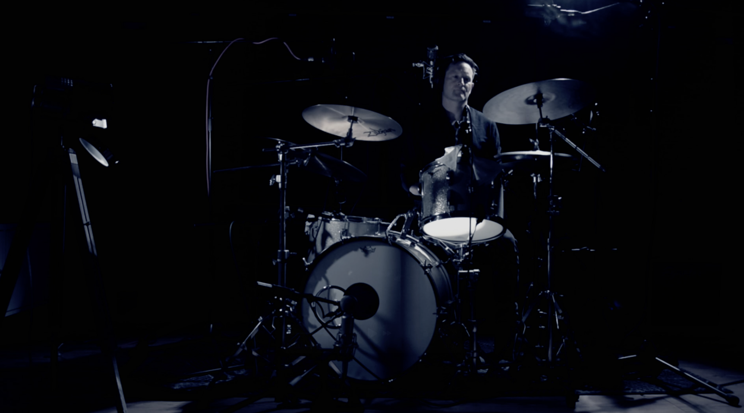 Book Gavin a top session drummer